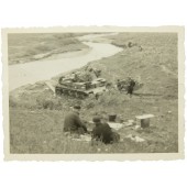 Немецкие танкисты и танк Т4 на отдыхе на реке Руза